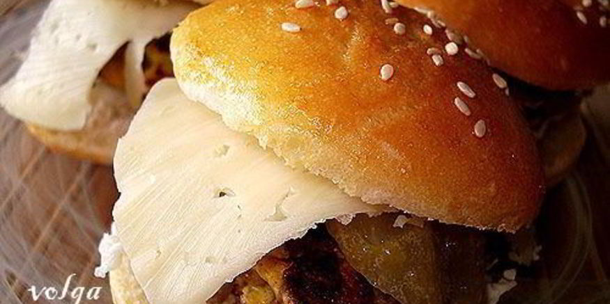 Рецепт курочки на булочке с кунжутом