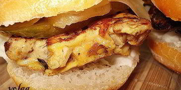 курочка на булочке с кунжутом