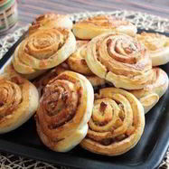 Рецепт Плюшек с корицей, изюмом и сахаром завиванцы