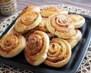 Плюшки с корицей, изюмом и сахаром завиванцы