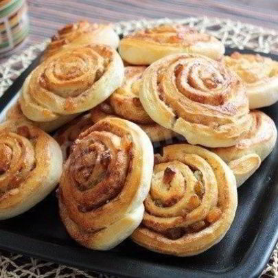 Плюшки с корицей, изюмом и сахаром завиванцы