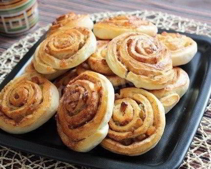 Плюшки с корицей, изюмом и сахаром завиванцы