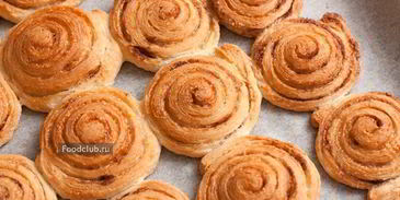 слоеные булочки с корицей