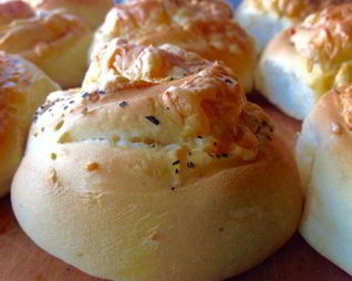 Сырные булочки с базиликом на картофельно-дрожжевом тесте