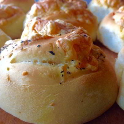 Сырные булочки с базиликом на картофельно-дрожжевом тесте