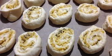 сырные булочки с базиликом на картофельно-дрожжевом тесте