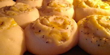 сырные булочки с базиликом на картофельно-дрожжевом тесте