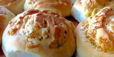 сырные булочки с базиликом на картофельно-дрожжевом тесте