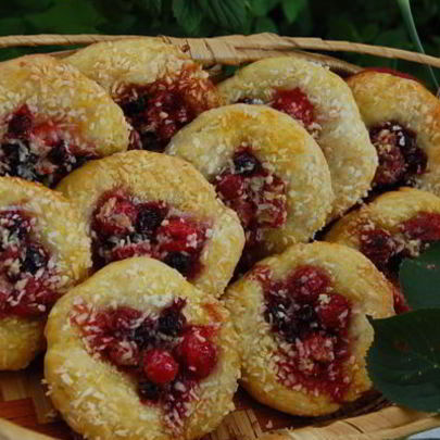 Сырные плюшки с ягодами