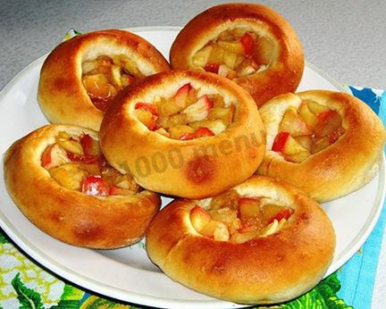 Ватрушки с яблоками из дрожжевого теста