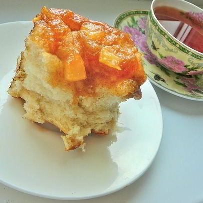 Влажные коричные булочки в яблочной карамели