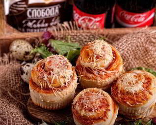 Закусочные булочки-розочки с беконом