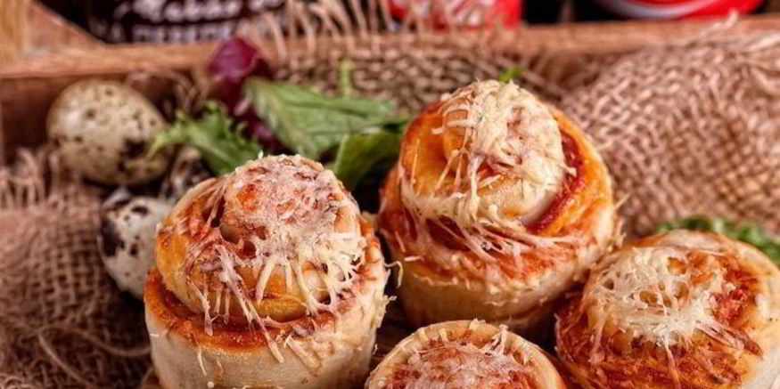 Рецепт закусочных булочек-розочек с беконом