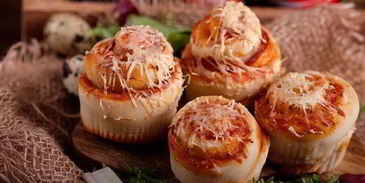 закусочные булочки-розочки с беконом