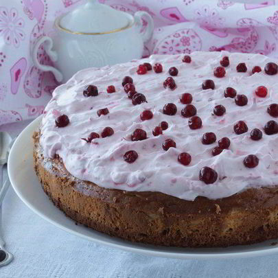 Брауни с чизкейком, взбитыми сливками и ягодой