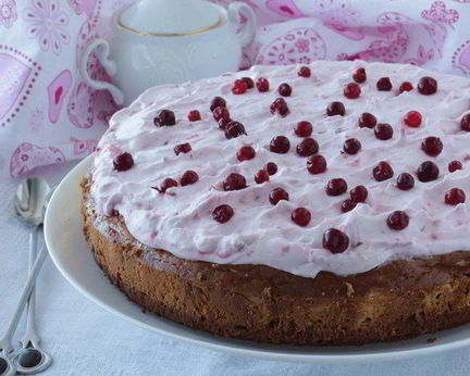 Брауни с чизкейком, взбитыми сливками и ягодой