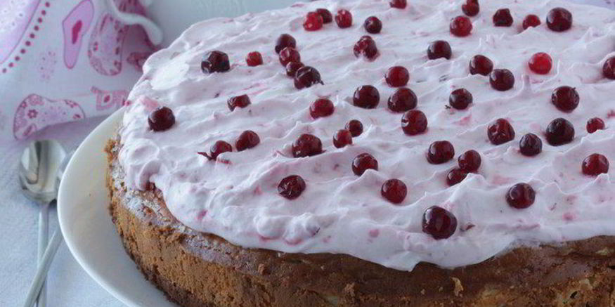 Рецепт брауни с чизкейком, взбитыми сливками и ягодой