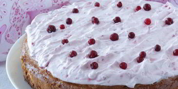 брауни с чизкейком, взбитыми сливками и ягодой