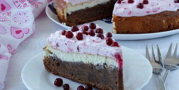 брауни с чизкейком, взбитыми сливками и ягодой