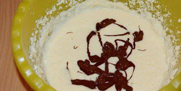 брауни с чизкейком, взбитыми сливками и ягодой