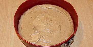 брауни с чизкейком, взбитыми сливками и ягодой