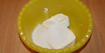 брауни с чизкейком, взбитыми сливками и ягодой