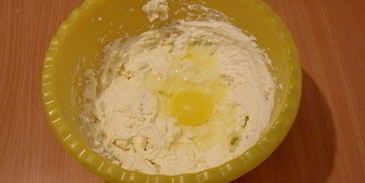 брауни с чизкейком, взбитыми сливками и ягодой