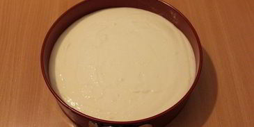 брауни с чизкейком, взбитыми сливками и ягодой