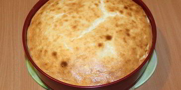 брауни с чизкейком, взбитыми сливками и ягодой