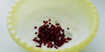 брауни с чизкейком, взбитыми сливками и ягодой