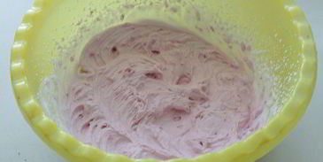 брауни с чизкейком, взбитыми сливками и ягодой