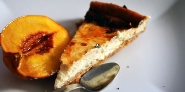 чизкейк нью-йорк с медовыми персиками