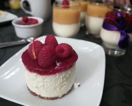 Мини-чизкейк из козьего сыра с малиной