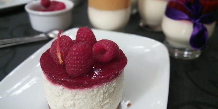 Рецепт мини-чизкейка из козьего сыра с малиной