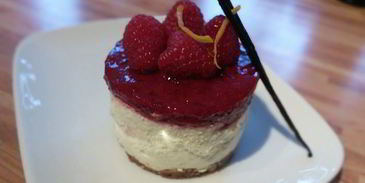 мини-чизкейк из козьего сыра с малиной