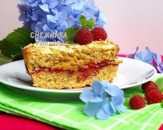 Ароматный миндальный кекс с малиной