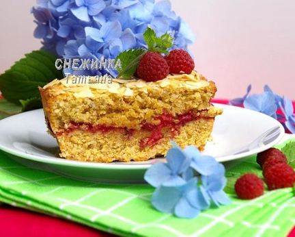 Ароматный миндальный кекс с малиной