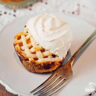 Кексы с персиковой начинкой и имбирным кремом