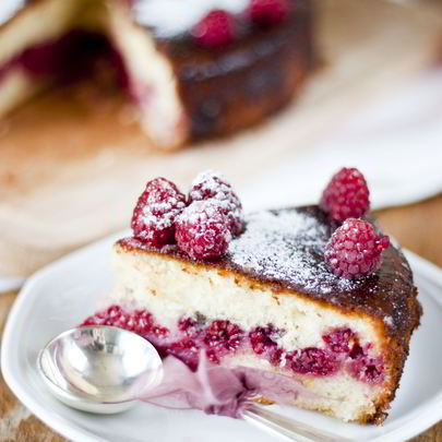 Лаймовый кекс со свежей малиной