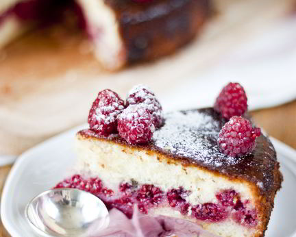 Лаймовый кекс со свежей малиной