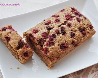 Постный кекс с миндалем и брусникой