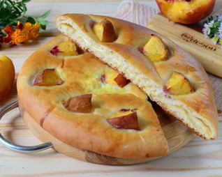 Хачапури с сыром и персиками