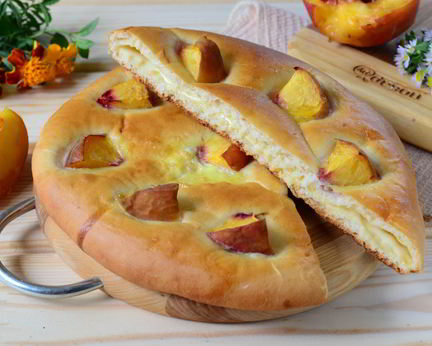 Хачапури с сыром и персиками