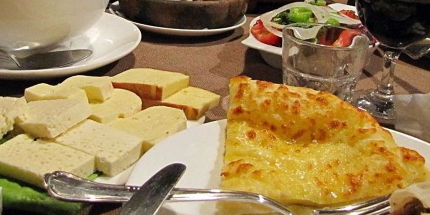 Рецепт хачапури с сыром и яйцом