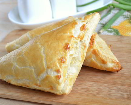 Хачапури с сыром из слоеного теста