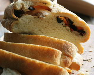 Хлеб с оливками и чесноком