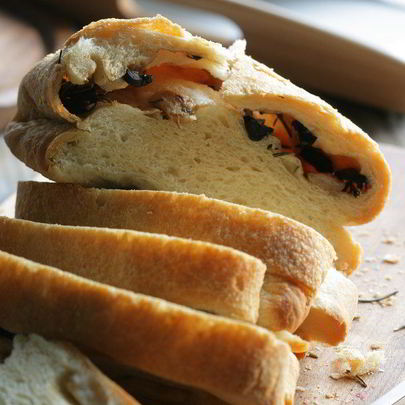 Хлеб с оливками и чесноком