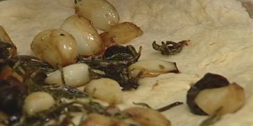 хлеб с оливками и чесноком