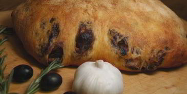 хлеб с оливками и чесноком