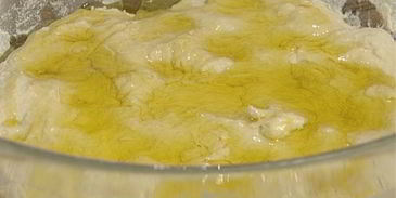 хлеб с оливками и чесноком